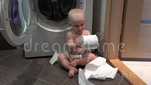 白人小孩在浴室里玩卫生纸视频