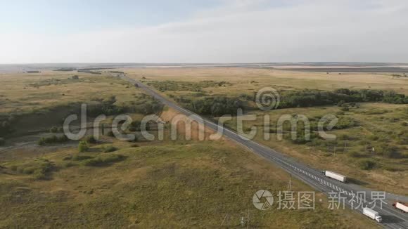 从空中俯瞰穿过田野的公路。