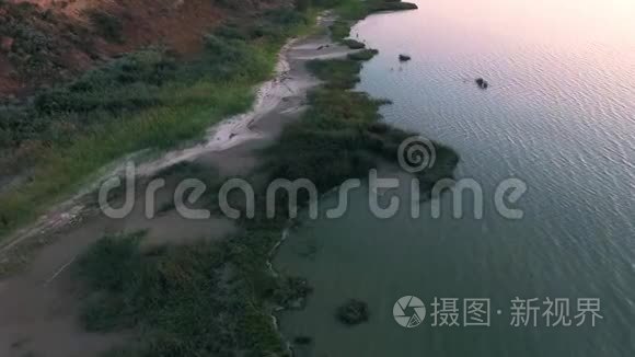 傍晚日落时分，海岸带悬崖的无人机拍摄的空中视频