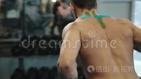肌肉男在健身房训练视频