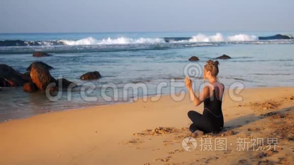 穿着黑色运动服的年轻金发女子冥想瑜伽姿势