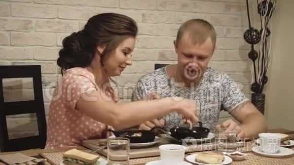 恋爱中的年轻夫妇在家吃早餐视频