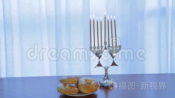 光明节，桌上有蜡烛和甜甜圈