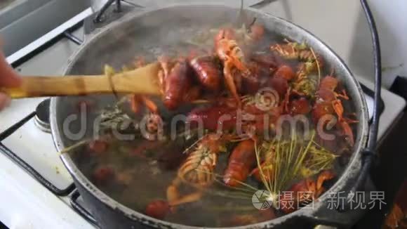 小龙虾在锅里煮。