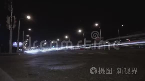 夜间道路上汽车的延时运动。 城市生活。 红绿灯。 在高速公路上行驶的车辆