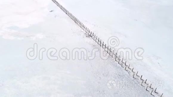 冬季自然美景白雪皑皑的老桥视频