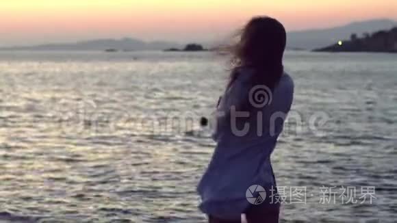 日落时海边的美女视频