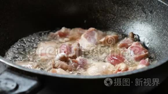 油锅里的炸猪肉