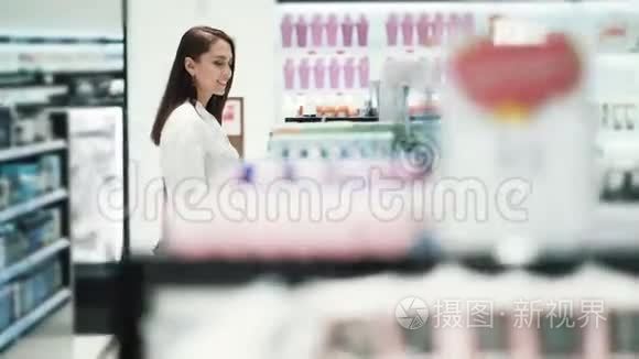 美丽的女孩在化妆品店的货架上，慢动作，稳定镜头