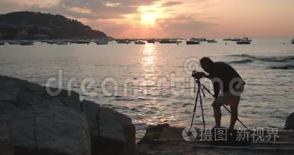 摄影师在日落时用相机创作内容视频