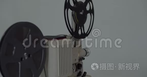 8毫米电影放映机Retro正在播放。 老式投影仪