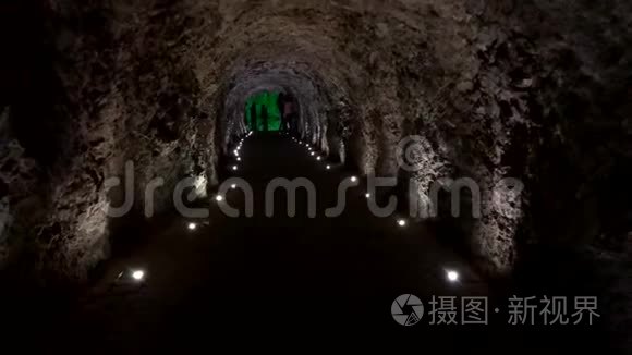 游客走在山洞隧道里视频