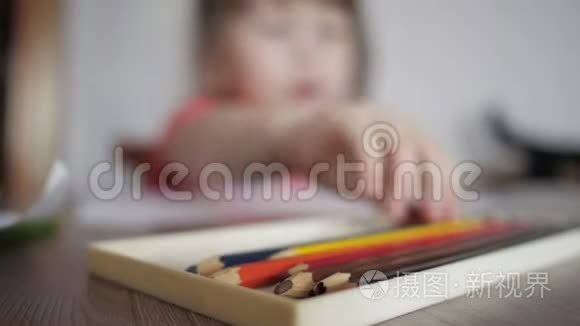 孩子用铅笔画画的模糊视频
