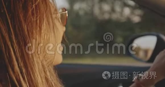 年轻女子开着一辆豪华轿车视频