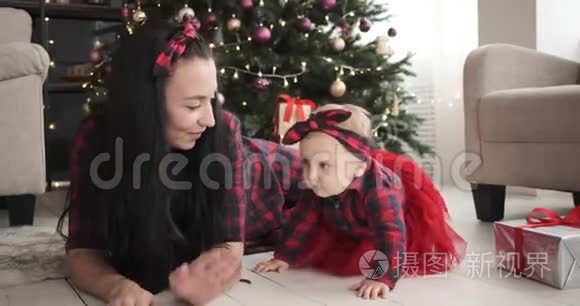 妈妈带着女儿在家庆祝圣诞节视频