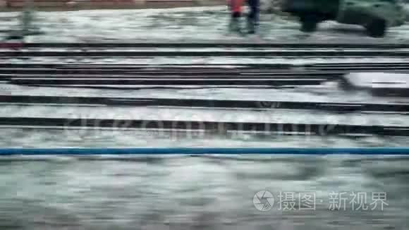 冬天铁路上的铁轨视频