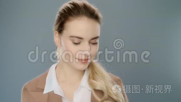 成功商业女性的肖像，显示拇指向上。 自信的专业人士