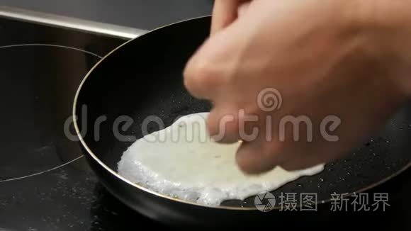 男厨师用平底锅打碎鸡蛋煮煎蛋视频