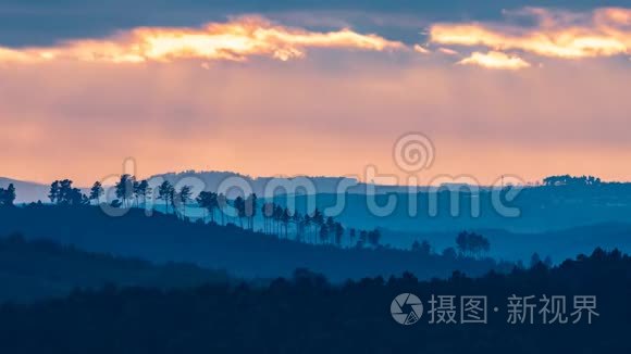 日落时令人惊叹的山峦和树顶视频