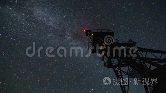 银河系在星夜的通信塔上移动视频