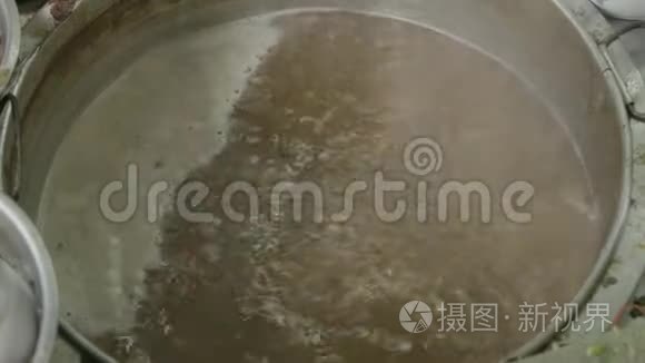 一锅菜汤里的鸡血豆腐视频