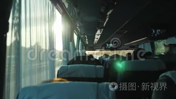 从乘客巴士内观看游客。 乘车旅行和旅游概念