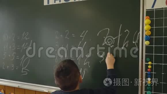 学校董事会附近的男孩