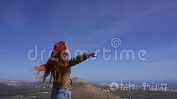 女游客欣赏山顶风景视频