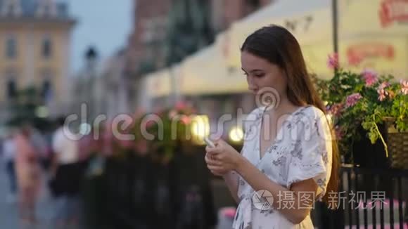 晚上外面有智能手机的女孩