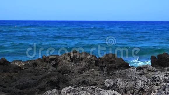 波浪压在石头上视频