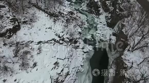 沿途峡谷中山河的鸟瞰图视频