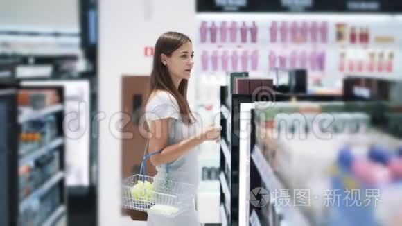 美丽的女孩在化妆品店的货架上，慢动作，稳定镜头