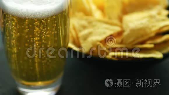 一杯啤酒和玉米片视频