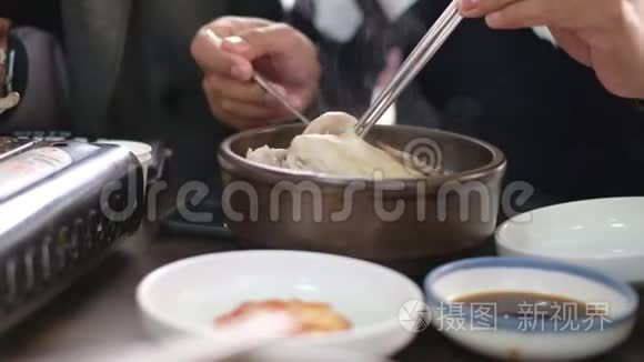 男人在餐馆里吃煮鸡汤视频