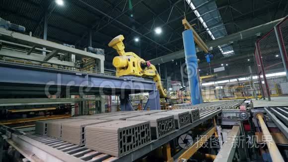 自动机器人机械手在工厂工作视频