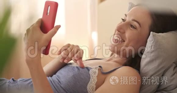 女人一边笑一边用手机聊天视频