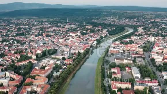 风景如画的小镇或城市河流，空中夏季景色，乌日戈罗德横贯喀尔巴阡山脉乌克兰