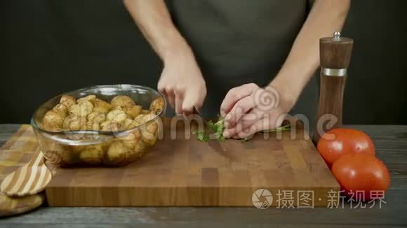 年轻厨师在阴暗的厨房切菜视频