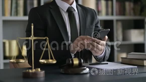 在法庭室用手机关闭律师手拍视频