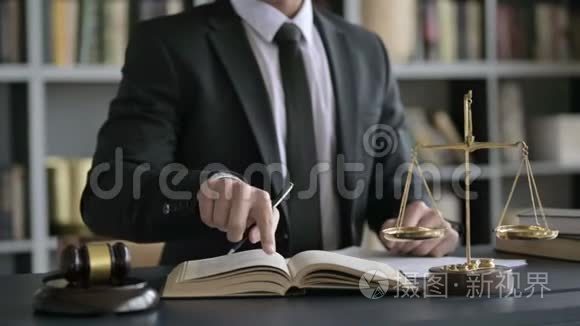 在法庭用书拍摄律师手工笔记视频