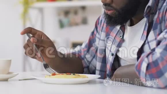 非裔美国人在晚餐时没有胃口，有很多问题，悲伤