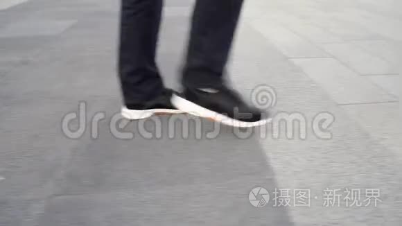 从地面看灰色运动鞋男子在人行道上行走