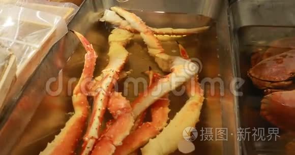 生的美味的新鲜海鲜螃蟹，龙虾在市场商店的冰上