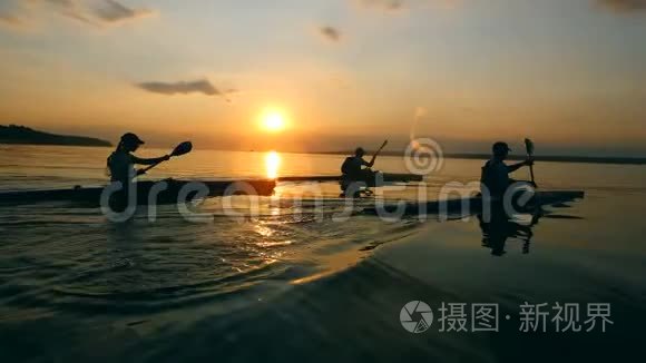 日落的河流和划船者沿着它划船视频