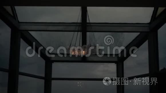 雨中的半透明天花板视频