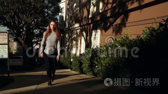 女人在住宅区的街道上散步视频