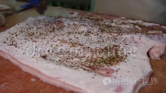 一家肉类加工厂手工生产猪肉视频