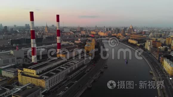 日落时鸟瞰莫斯科市和莫斯科河.. 特大城市中心的工业管道。 4K