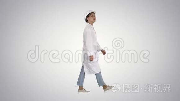 工程师女士行走和检查对象的梯度背景。