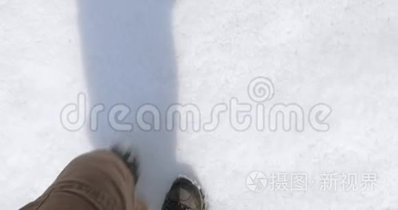 冰岛雪地徒步旅行的足迹视频